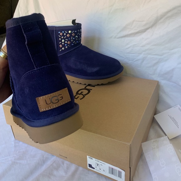 Ugg Classic Mini Stud Medallion Boots - Picture 4 of 8